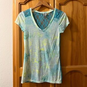 Buckle Blue and Yellow Lace V-Neck Tee